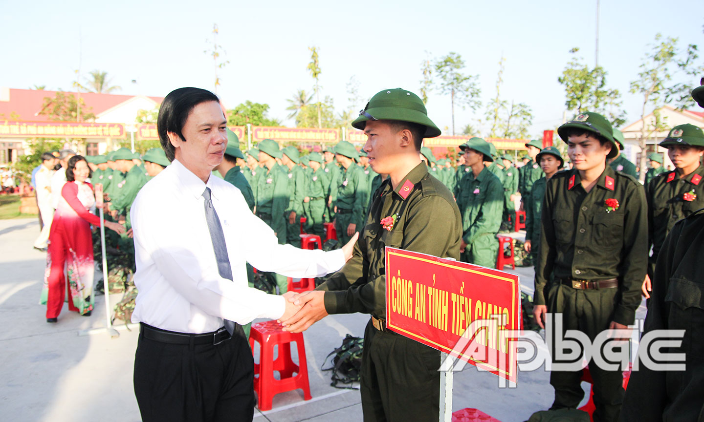 Đồng chí Nguyễn Văn Danh, Ủy viên BCH Trung ương Đảng, Bí thư Tỉnh ủy, Chủ tịch HĐND tỉnh dặn dò, tiễn thanh niên huyện Cai Lậy lên đường nhập ngũ.                                                                 Ảnh: VĂN THẢO