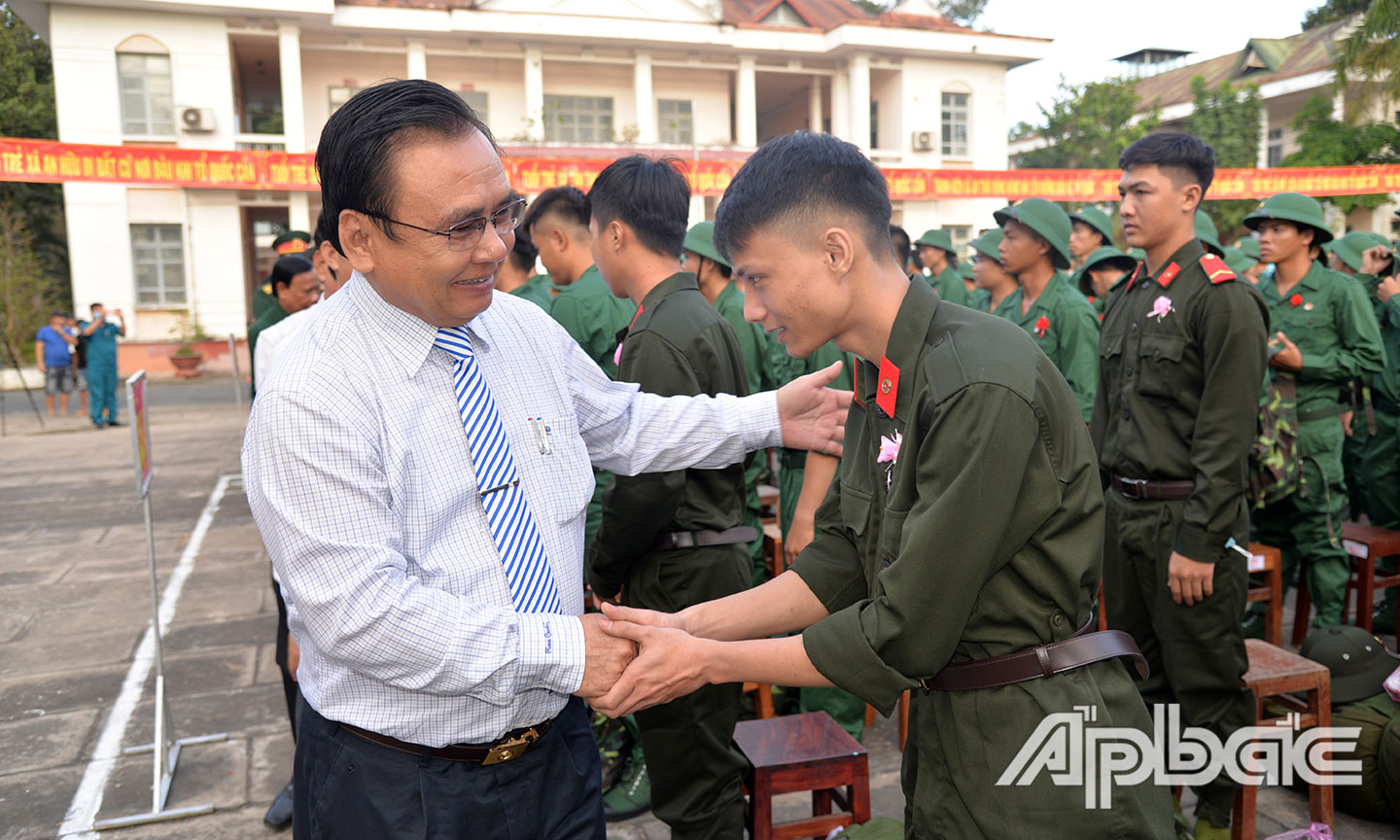 Đồng chí Võ Văn Bình, Phó Bí thư Thường trực Tỉnh ủy, Trưởng đoàn Đại biểu  Quốc hội tỉnh bắt tay tiễn đưa TN huyện Cái Bè lên đường nhập ngũ.          Ảnh: H. CHÍ
