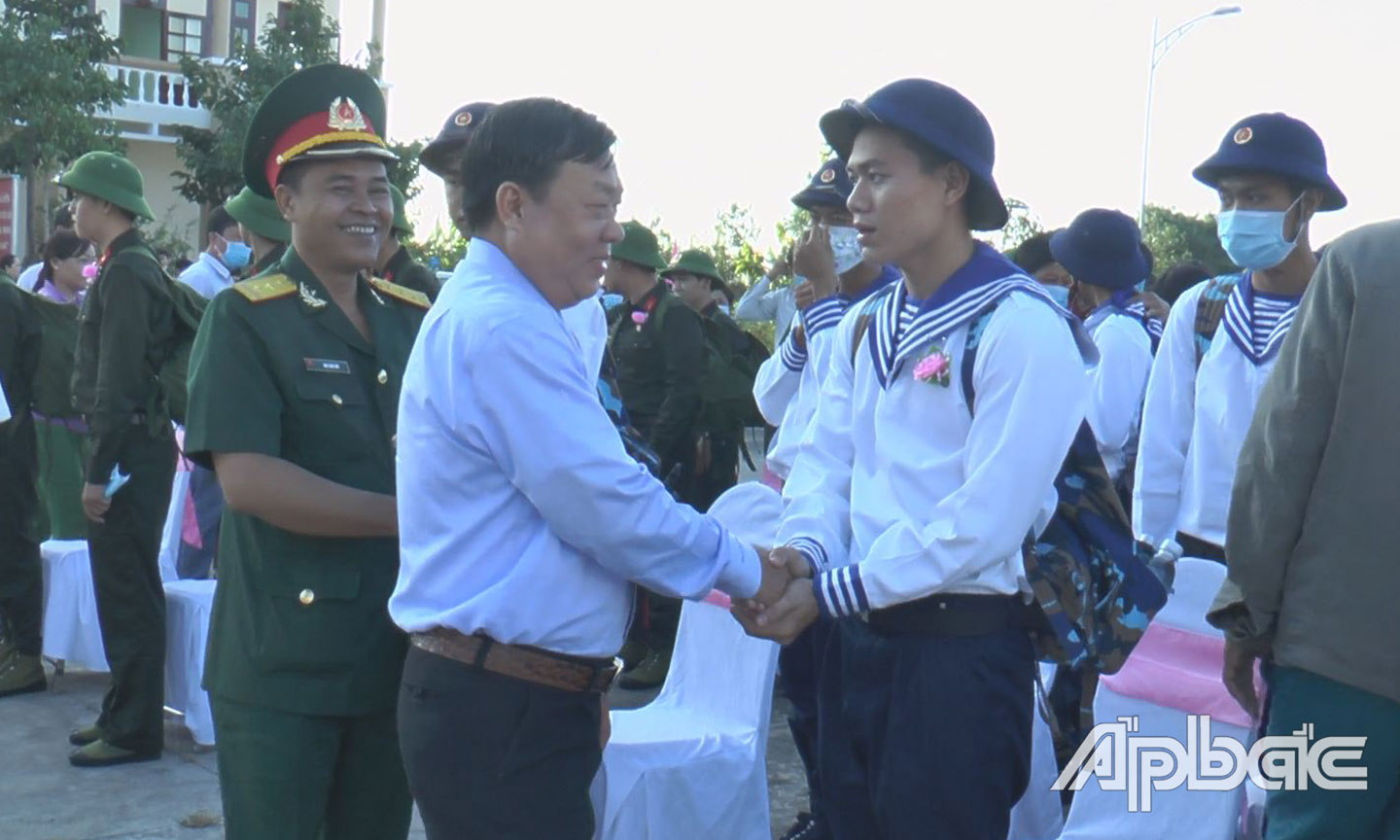 Đồng chí Nguyễn Ngọc Trầm, Ủy viên Ban Thường vụ, Chủ nhiệm Ủy ban Kiểm tra Tỉnh ủy bắt tay tiễn đưa TN huyện Tân Phú Đông lên đường nhập ngũ.  Ảnh: N.THƠ  