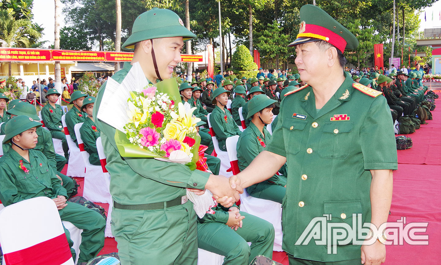Đại tá Châu Hoàng Phương, Ủy viên Ban Thường vụ Tỉnh ủy, Chỉ huy trưởng Bộ Chỉ huy Quân sự tỉnh dặn dò, tiễn đưa TN TP. Mỹ Tho lên đường nhập ngũ.  Ảnh: THANH LÂM