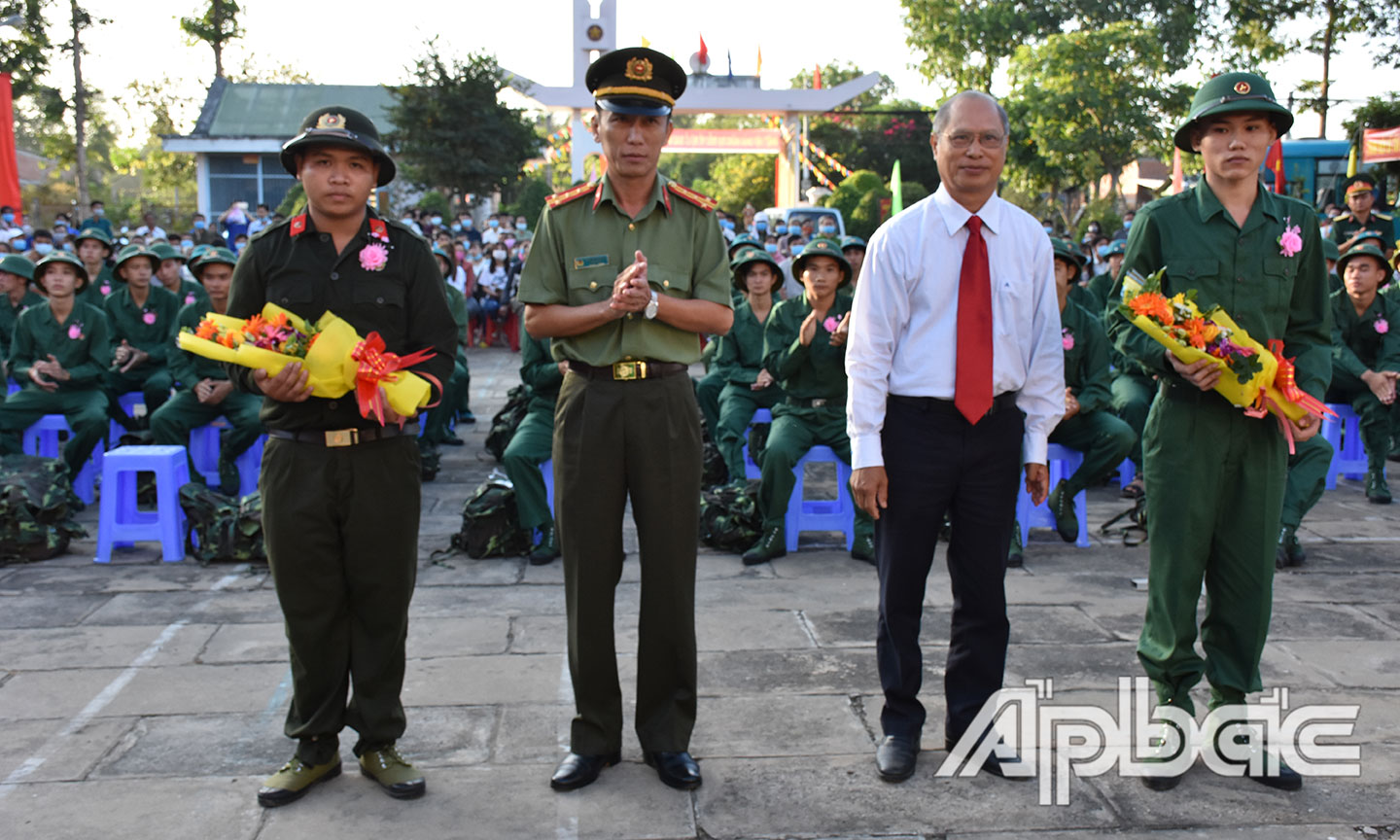 Đại tá Nguyễn Văn Nhựt, Ủy viên Ban Thường vụ Tỉnh ủy, Giám đốc Công an tỉnh (thứ 2 từ trái sang) tặng hoa, tiễn đưa TN huyện Tân Phước lên đường nhập ngũ.                                                        Ảnh: THANH NHÀN