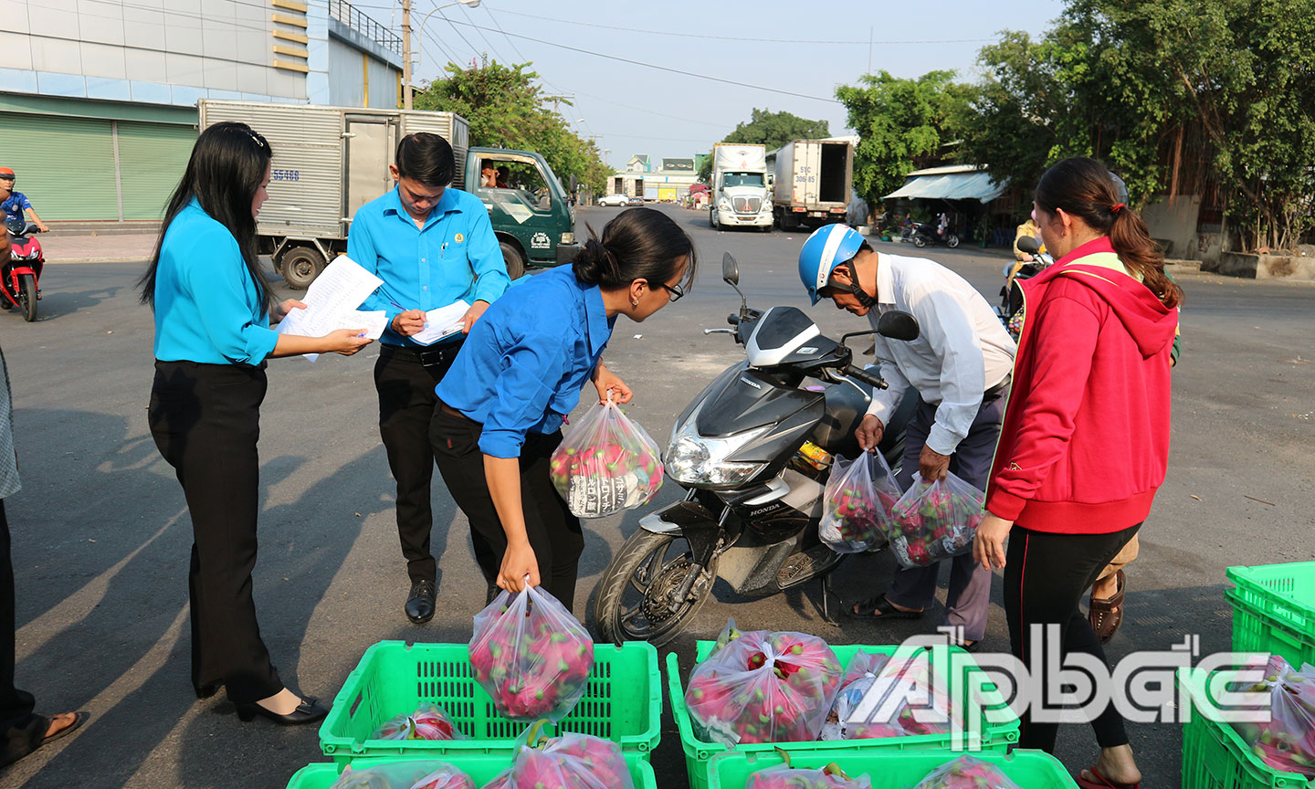 Công đoàn, công đoàn viên, công nhân nhiệt tình ủng hộ “giải cứu” thanh long.