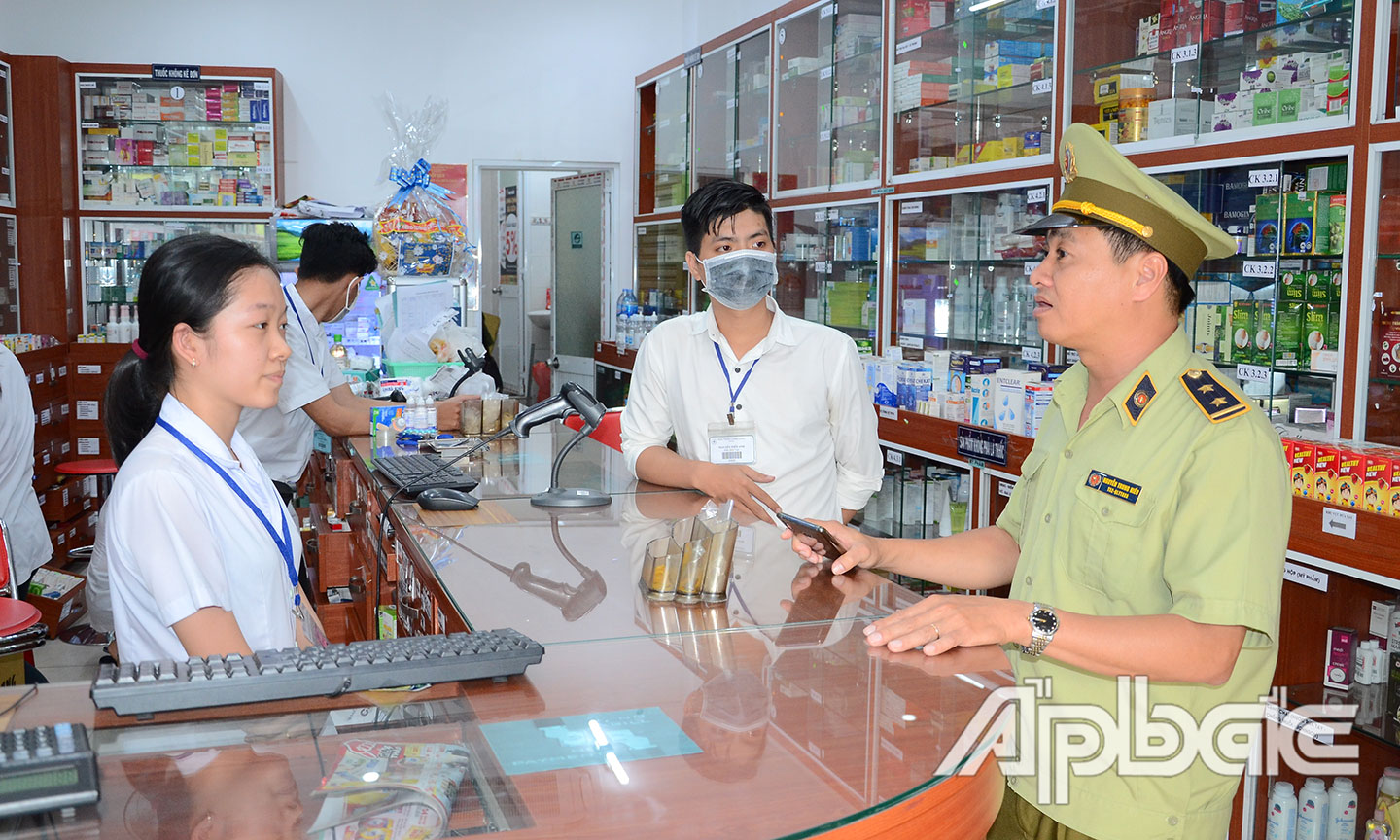 Lực lượng QLTT kiểm tra việc bán KTYT tại các nhà thuốc.