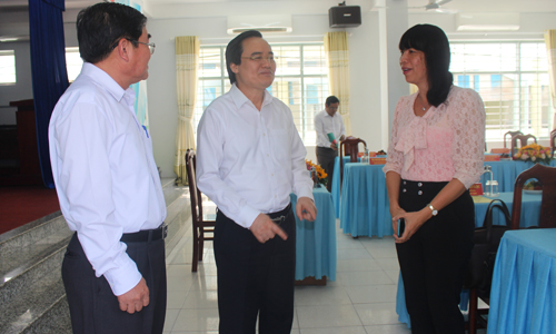  Bộ trưởng Bộ GD-ĐT Phùng Xuân Nhạ  trao đổi lãnh đạo UBND TP. Mỹ Tho. 