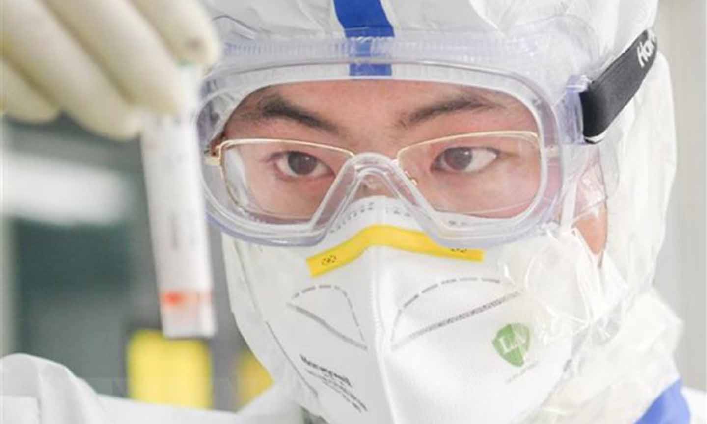 Nhân viên làm việc tại phòng thí nghiệm ở Vũ Hán, tỉnh Hồ Bắc, Trung Quốc. (Ảnh: THX/TTXVN)