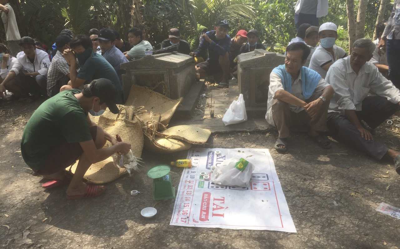 Các đối tượng có mặt tại nơi tổ chức đánh bạc.