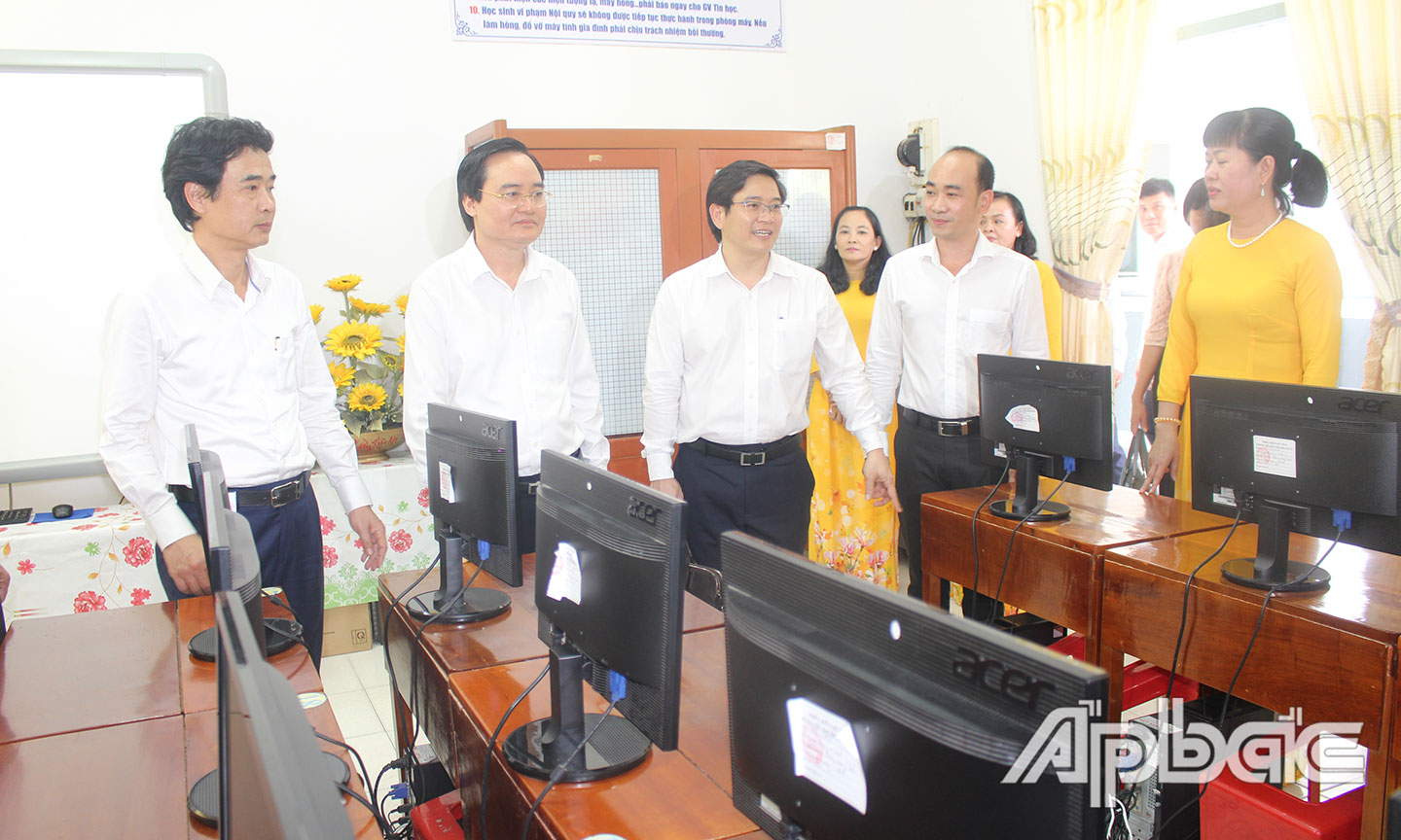 Bộ trưởng Bộ GD-ĐT Phùng Xuân Nhạ (thứ hai từ trái sang) thăm và làm việc tại Trường Tiểu học Thủ Khoa Huân, TP. Mỹ Tho.                                                                                                                                     Ảnh: PHI CÔNG