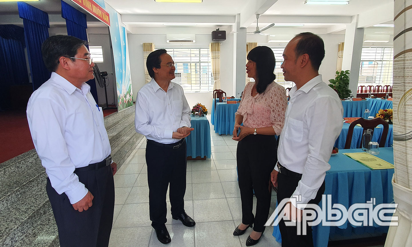 Bộ trưởng Bộ GD-ĐT Phùng Xuân Nhạ thăm và làm việc tại Trường Tiểu học  Thủ Khoa Huân, TP. Mỹ Tho. 