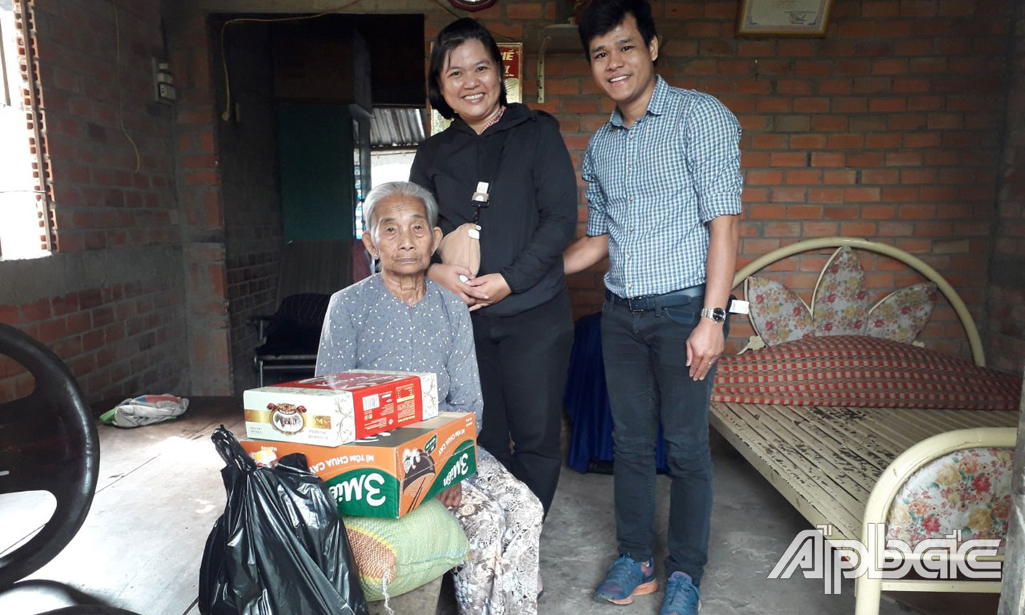 Chị Nhàn luôn tích cực tổ chức và tham gia các hoạt động hướng về cộng đồng.