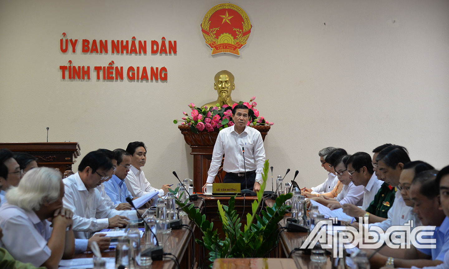 UBND tỉnh Tiền Giang đã ban hành Quyết định 239 về việc thành lập Ban Chỉ đạo phòng, chống dịch bệnh Covid-19 tỉnh do đồng chí Lê Văn Hưởng, Phó Bí thư Tỉnh ủy, Chủ tịch UBND tỉnh làm Trưởng ban. Các thành viên của Ban Chỉ đạo đã thực hiện tốt nhiệm vụ tham mưu, đề xuất với UBND tỉnh xem xét, quyết định chủ trương, định hướng về cơ chế, chính sách, chương trình, kế hoạch, giải pháp phòng, chống dịch bệnh Covid-19 trên địa bàn tỉnh. Các địa phương trong tỉnh cũng đã thành lập Ban Chỉ đạo ở từng cấp để xúc tiến các hoạt động phòng, chống dịch bệnh Covid-19.