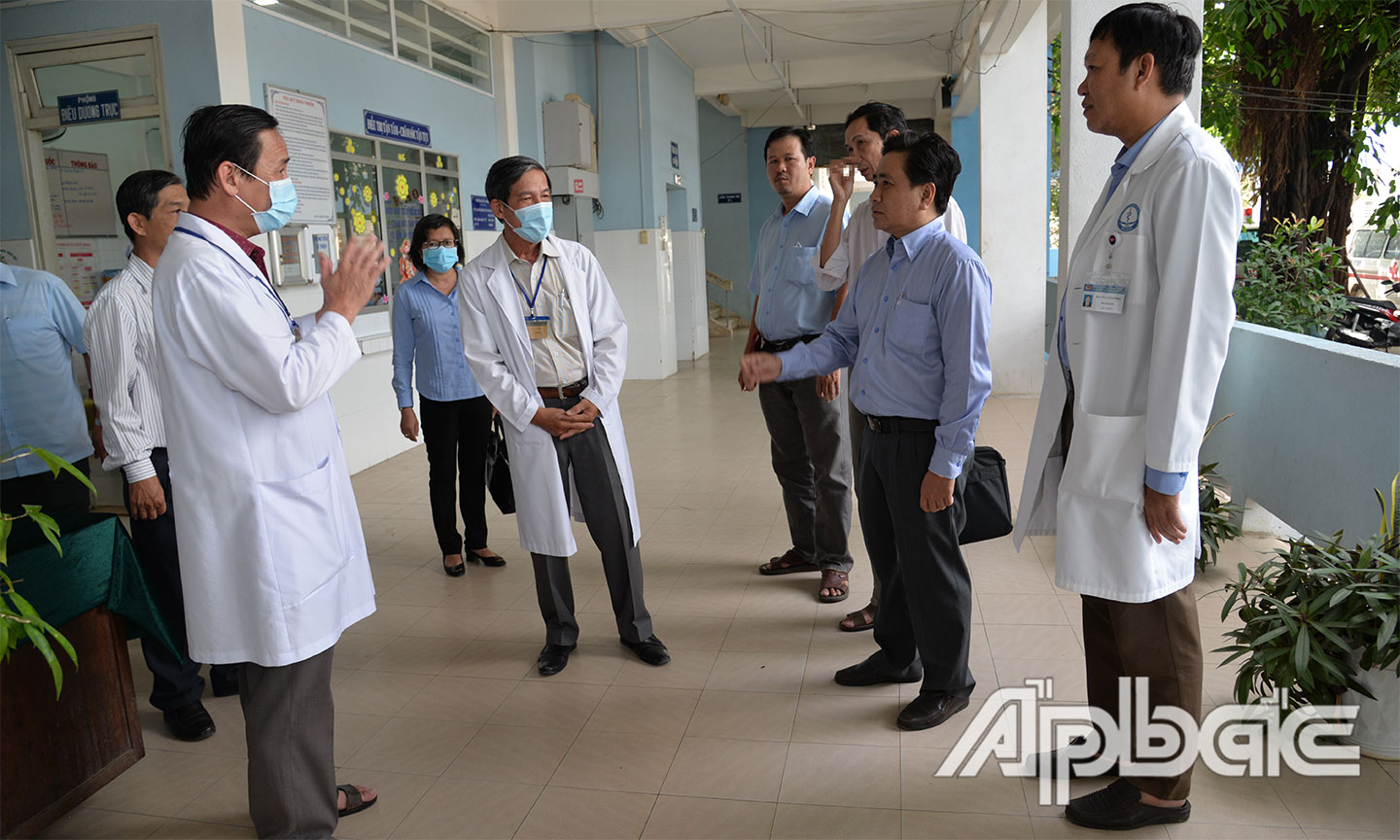 Đồng chí Trần Văn Dũng, Phó Chủ tịch UBND tỉnh, Phó Trưởng Ban Chỉ đạo Phòng, chống dịch bệnh Covid-19 tỉnh kiểm tra công tác chuẩn bị điều trị cho bệnh nhân nhiễm Covid-19 tại các bệnh viện trên địa bàn tỉnh.