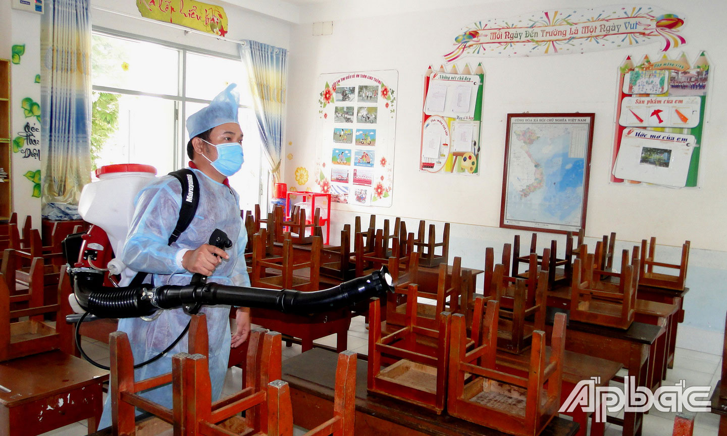 Ngành Y tế tỉnh tiến hành phun xịt hóa chất Cloramin B xử lý môi trường tại toàn bộ 632 điểm trường trên địa bàn tỉnh, kể cả các điểm trường mầm non tư nhân, với tổng diện tích trên 5 triệu m2 và các cơ quan, đơn vị đóng trên địa bàn các huyện có đề nghị.