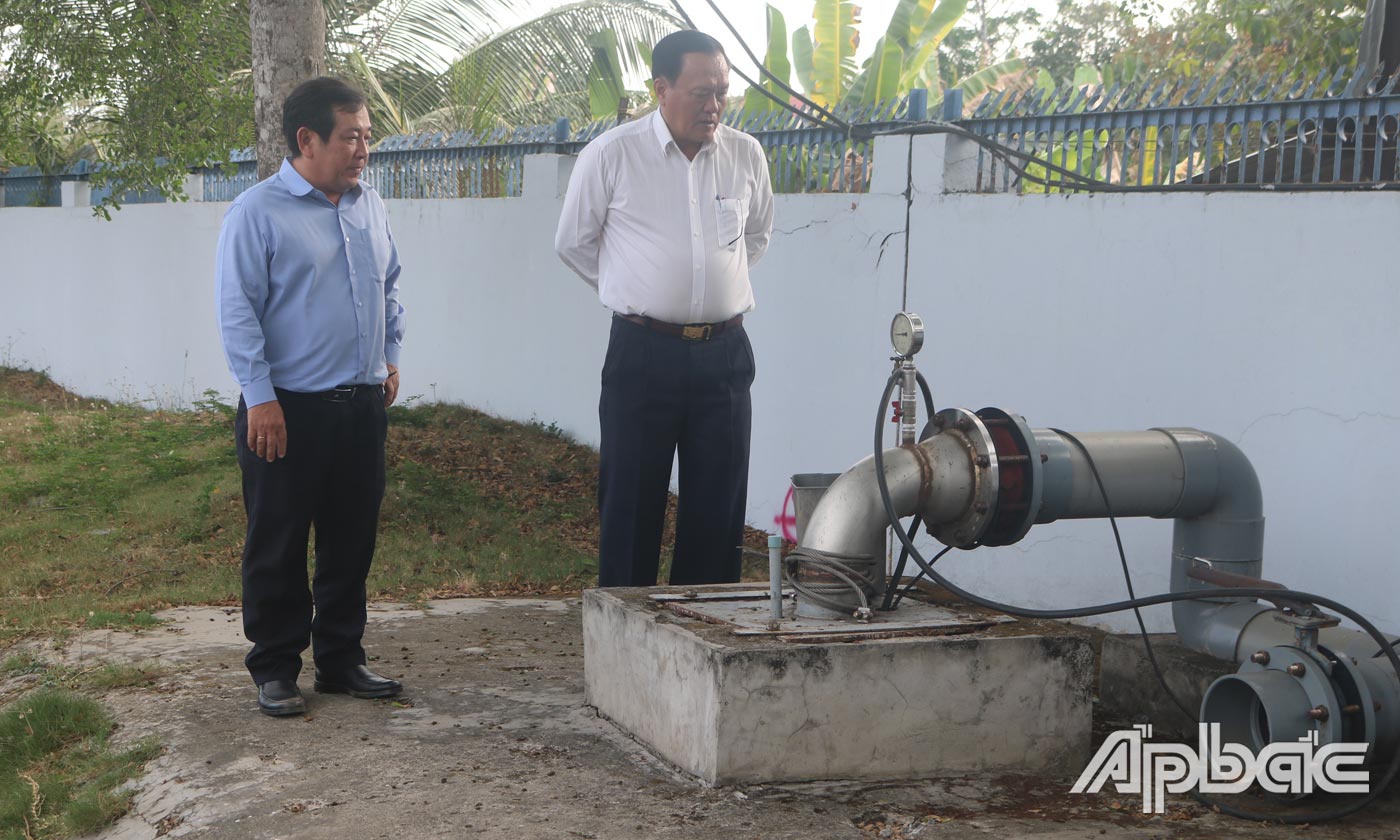 Đồng chí Lê Văn Nghĩa kiểm tra giếng bơm bổ cấp tại Nhà máy nước Bình Đức.
