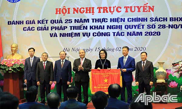  Thủ tướng Nguyễn Xuân Phúc trao Cờ thi đua của Chính phủ cho BHXH Việt Nam. Ảnh: BHXH Việt Nam