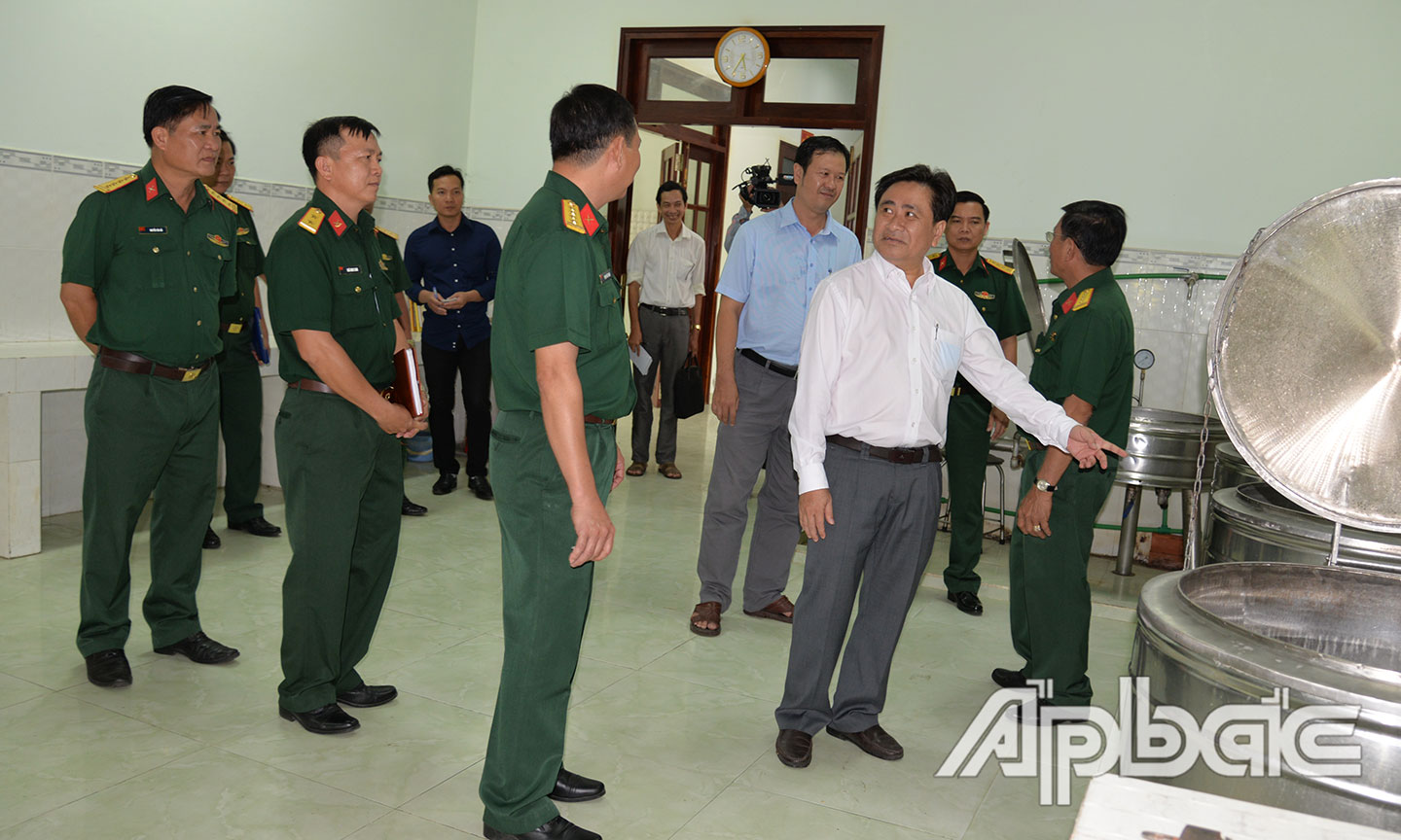 Đồng chí Trần Văn Dũng kiểm tra công tác chuẩn bị khu vực cách ly của Trường Quân sự địa phương tỉnh.