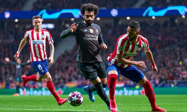 Không có nhiều không gian cho Mohamed Salah và các đồng đội. Ảnh: Getty Images