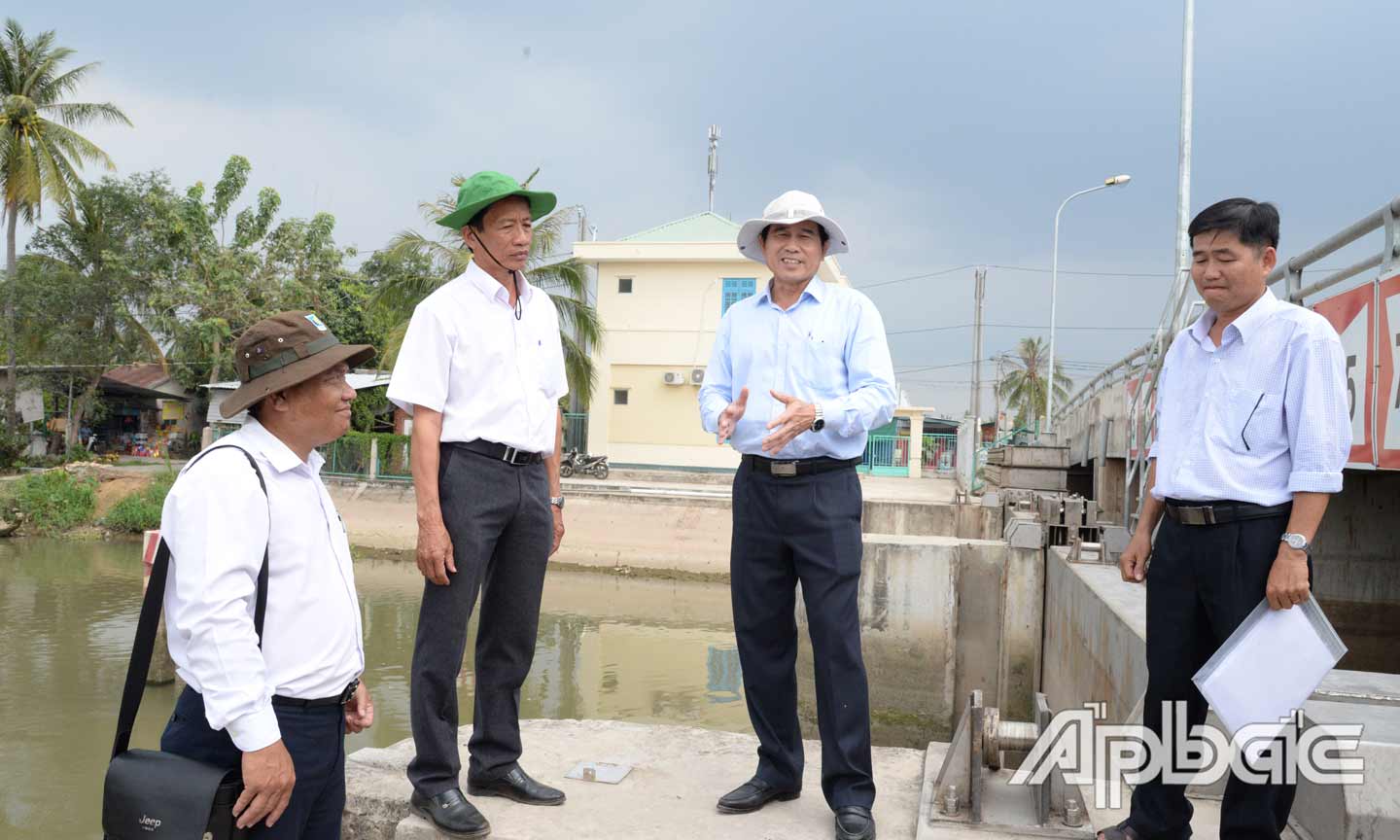 Đồng chí Lê Văn Hưởng kiểm tra hạn, mặn chiều 17-2 tại xã Hiệp Đức (huyện Cai Lậy).                                                                                                                                                                                                                     Ảnh: NGUYễn sự