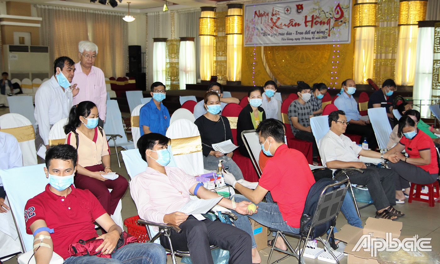 Đông đảo tình nguyện viên tham gia hiến máu.