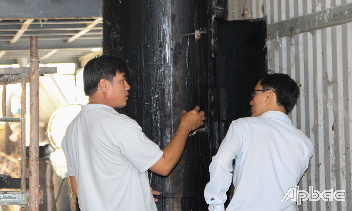 Công ty có đường ống để hút khí thải về hệ thống xử lý khí thải bằng than hoạt tính.