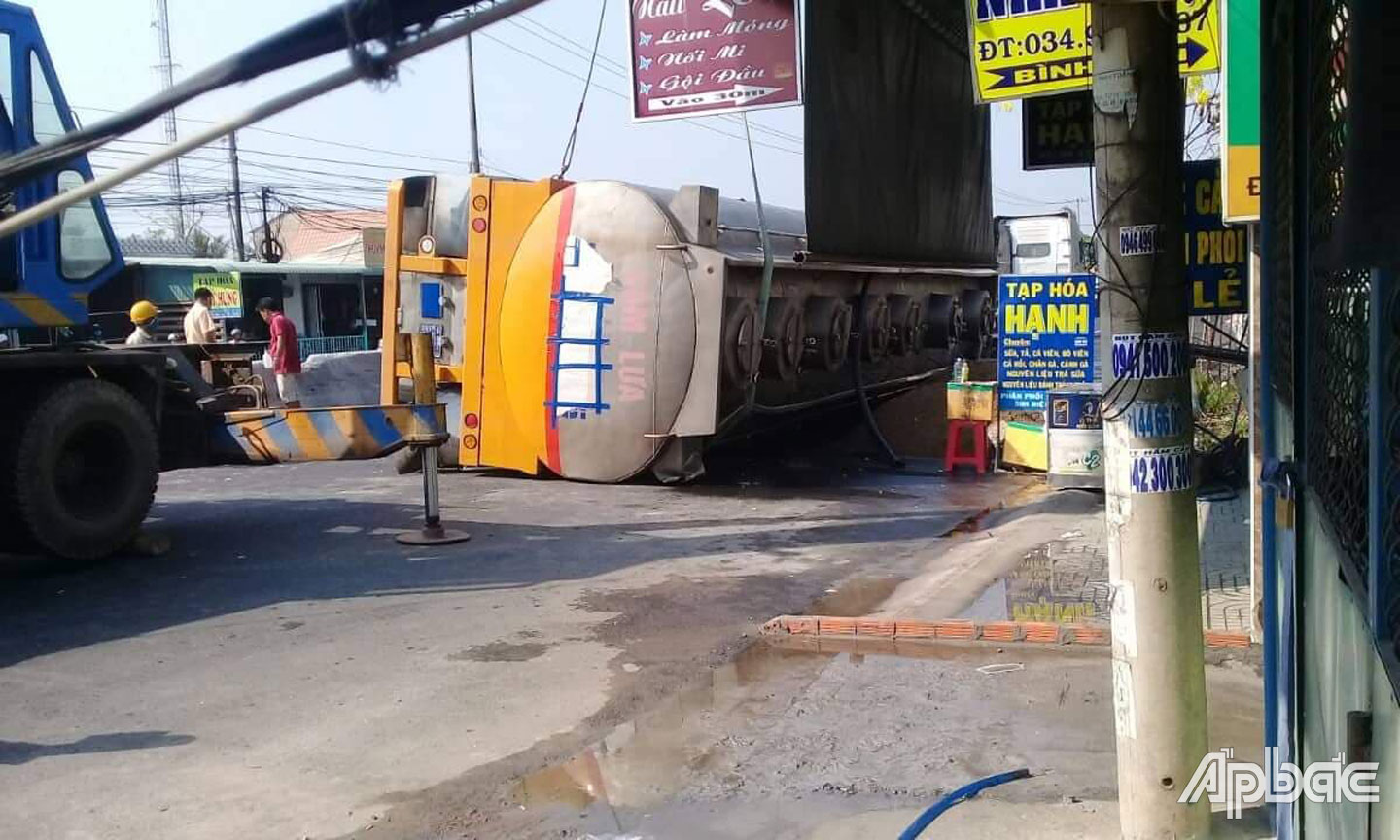 Hiện trường vụ lật xe bồn.