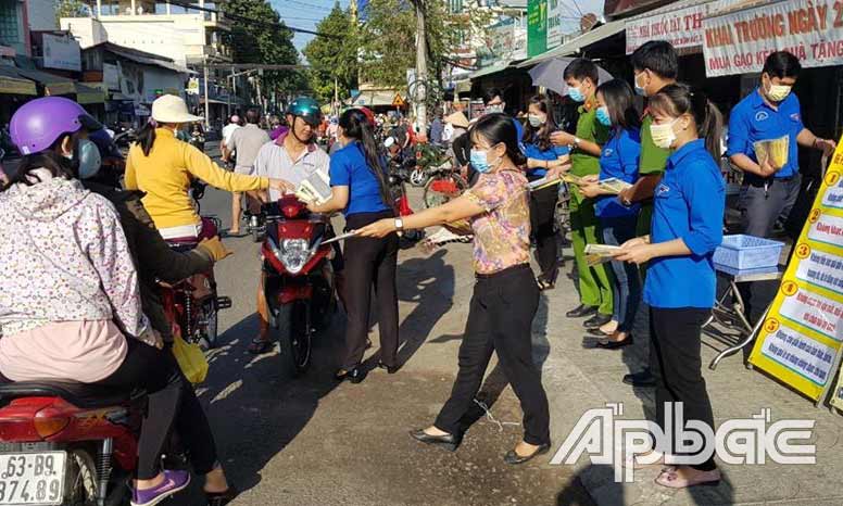 ĐV-TN TP. Mỹ Tho phát tờ rơi tuyên truyền phòng, chống dịch bệnh Covid-19  cho người dân tại khu vực chợ Cũ (phường 8).