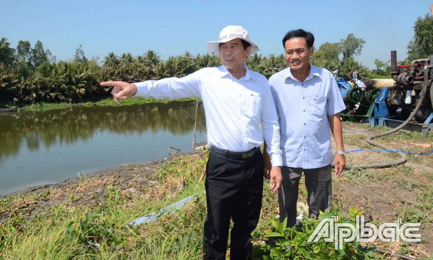 Đồng chí Lê Văn Hưởng kiểm tra tại trạm bơm trên sông Vàm Vé.