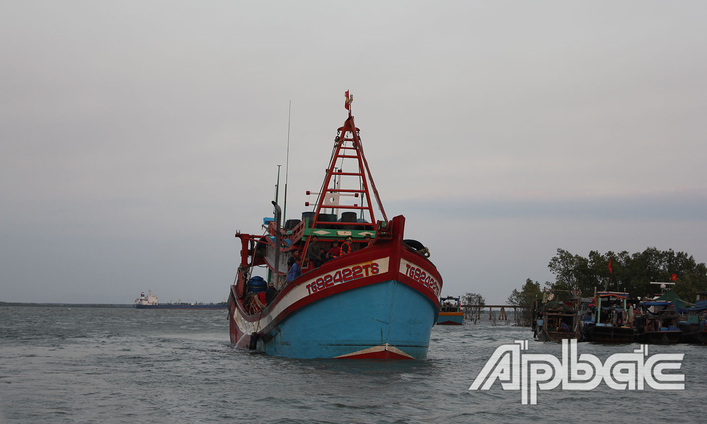 Tàu cá TG 92422TS đưa thi thể nạn nhân Nguyễn Văn Sơn vào đất liền; BĐBP và thân nhân gia đình đưa nạn nhân lên bờ để cơ quan chức năng khám nghiệm tử thi