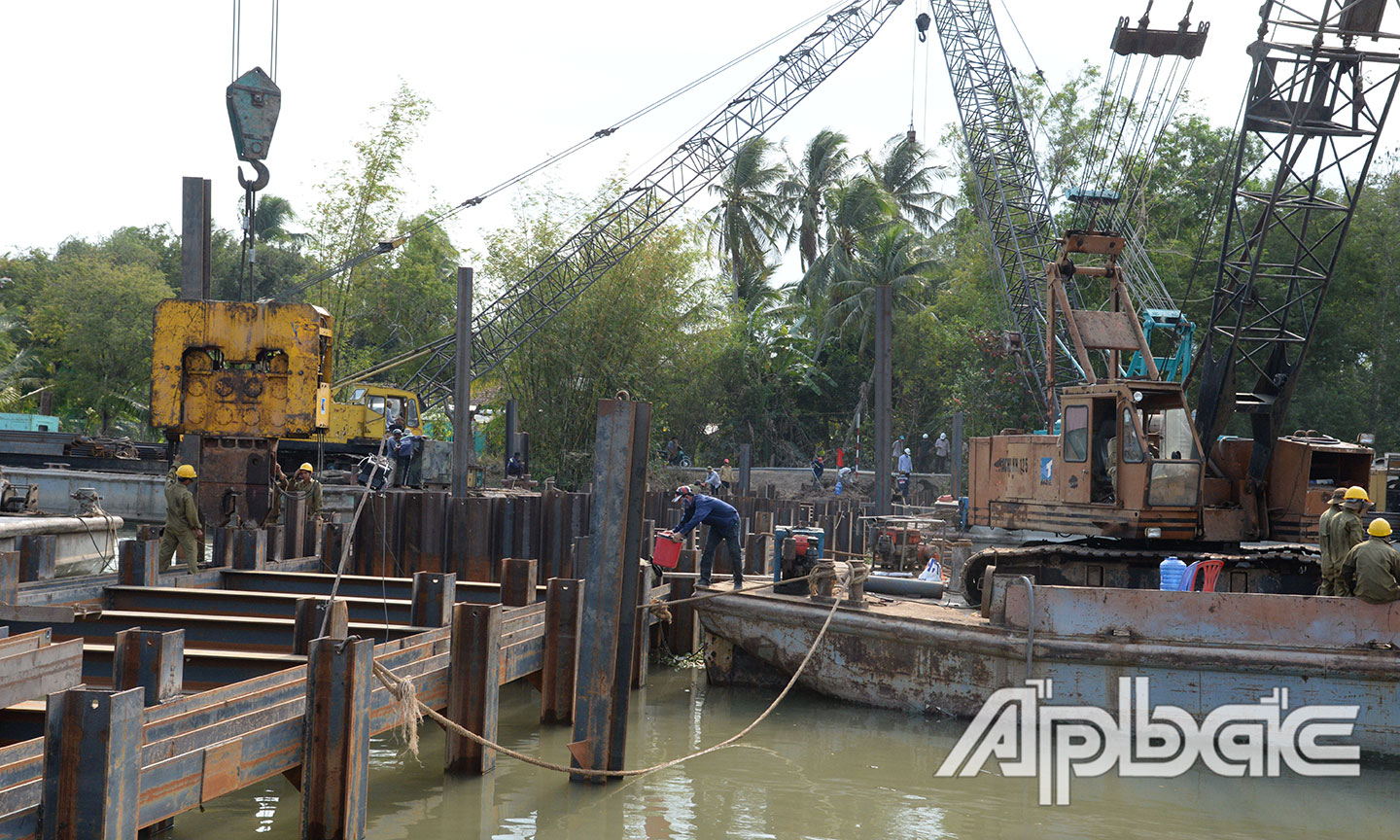 Đập thép kinh Nguyễn Tấn Thành trong quá trình thi công.