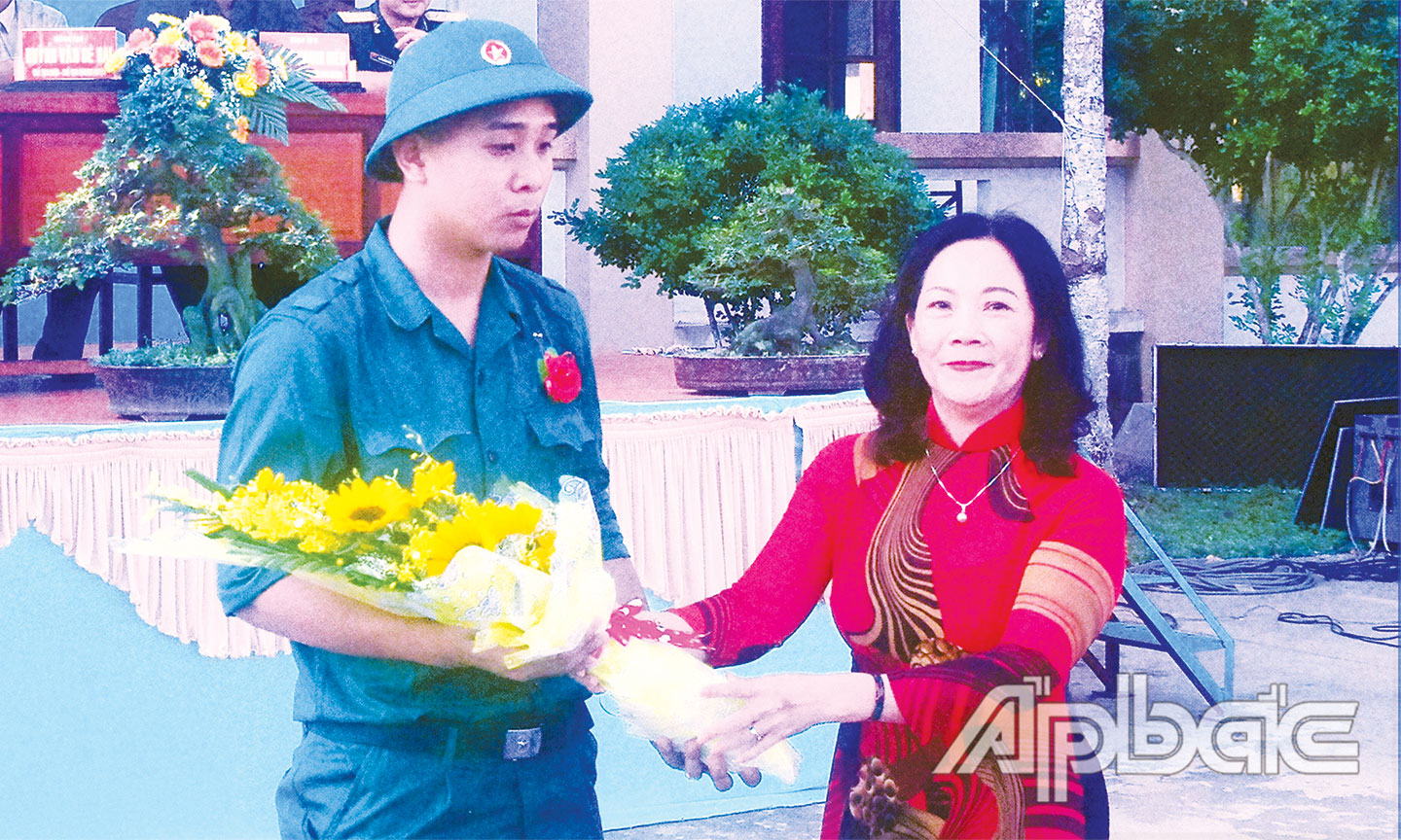 Ủy viên Ban Thường vụ Tỉnh ủy, Phó Chủ tịch HĐND tỉnh Nguyễn Thị Sáng  tặng hoa cho tân binh tại Lễ giao, nhận quân năm 2020 tại huyện Châu Thành.