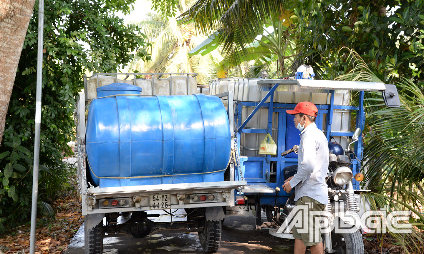 Người dân đưa xe vào chuẩn bị lấy nước ngọt.