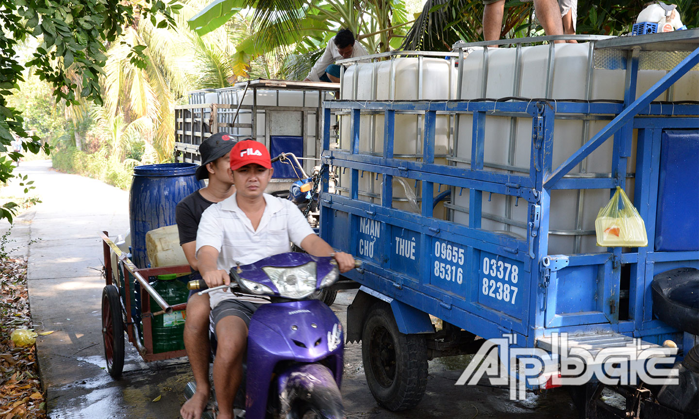 Xe tấp nập ra vào lấy nước ngọt.
