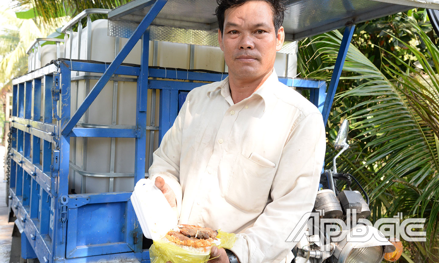Mang cơm hộp theo ăn để chở được nhiều chuyến.