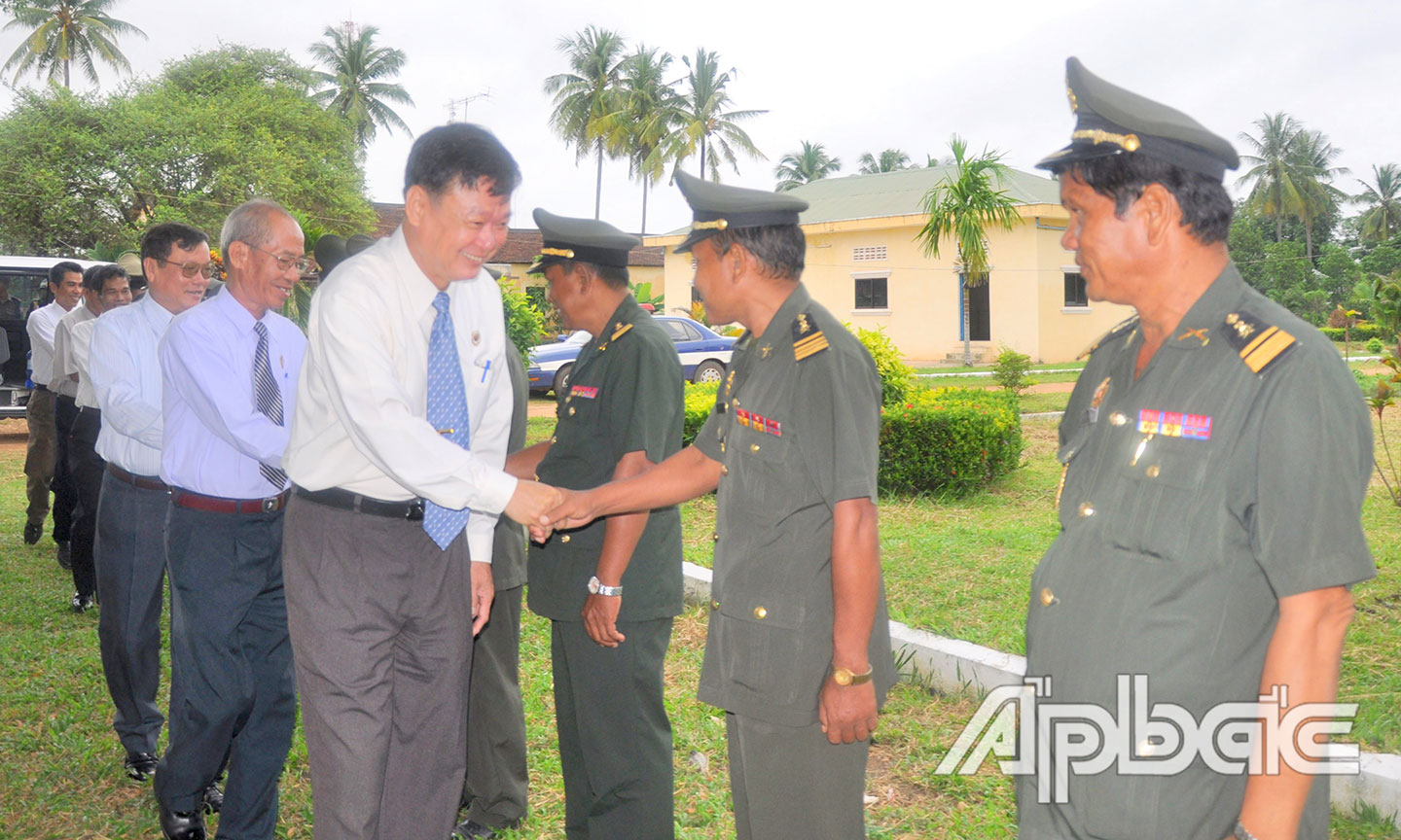 Đại tá Lê Dũng dẫn đầu đoàn CCB tỉnh Tiền Giang đến thăm và làm việc tại tỉnh Pusat, Campuchia vào tháng 7-2010. 