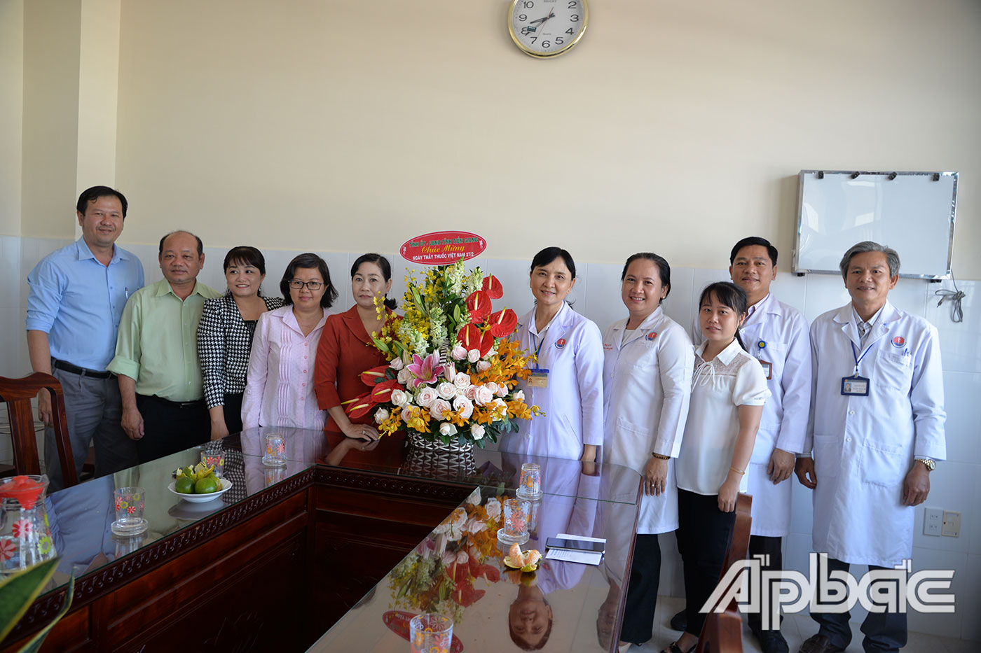 Đồng chí Châu Thị Mỹ Phương cùng đoàn công tác chúc mừng Bệnh viện đa khoa khu vực Gò Công