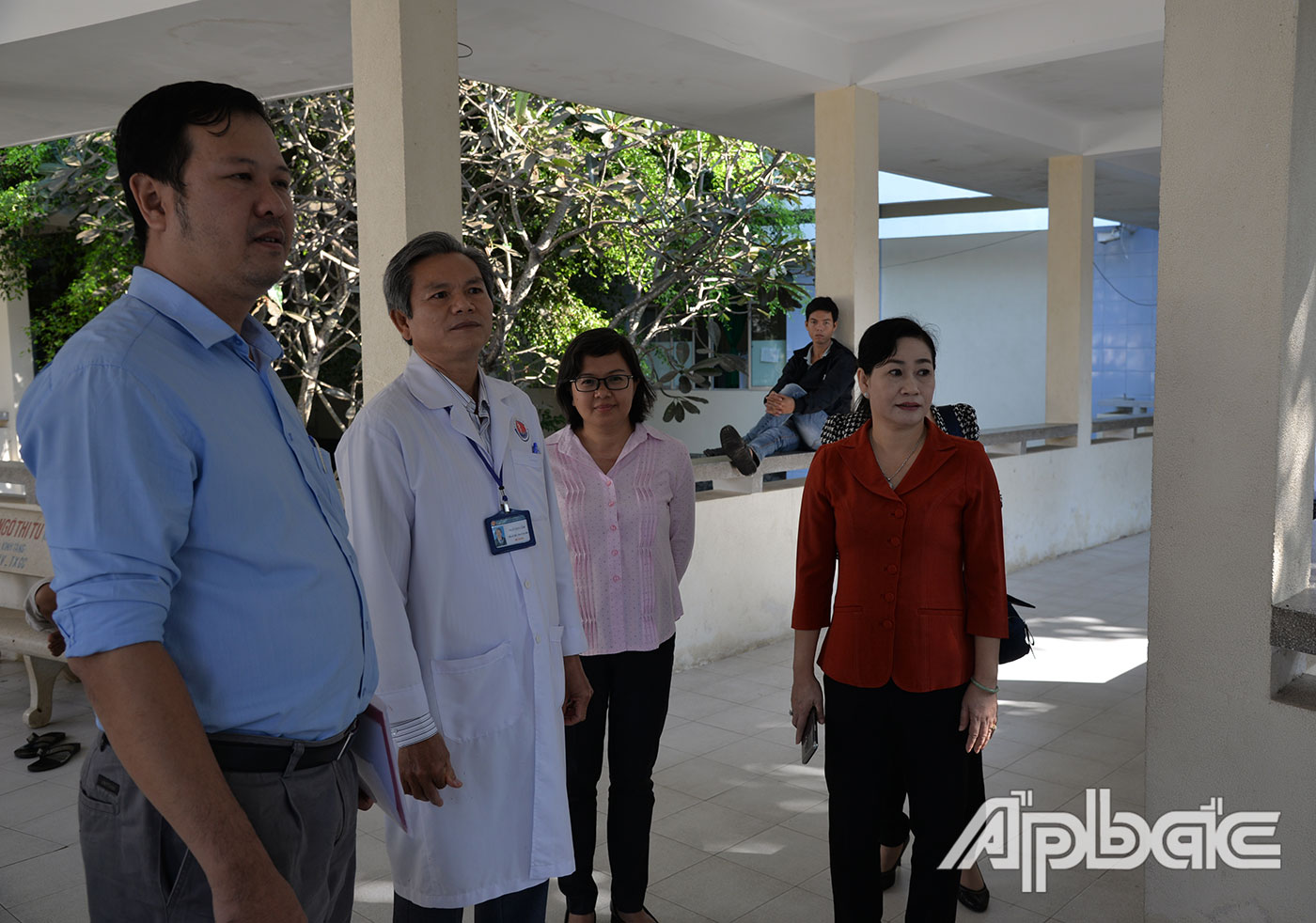Đồng chí Châu Thị Mỹ Phương cùng đoàn công tác khảo sát khu cách ly tại Bệnh viện đa khoa khu vực Gò Công