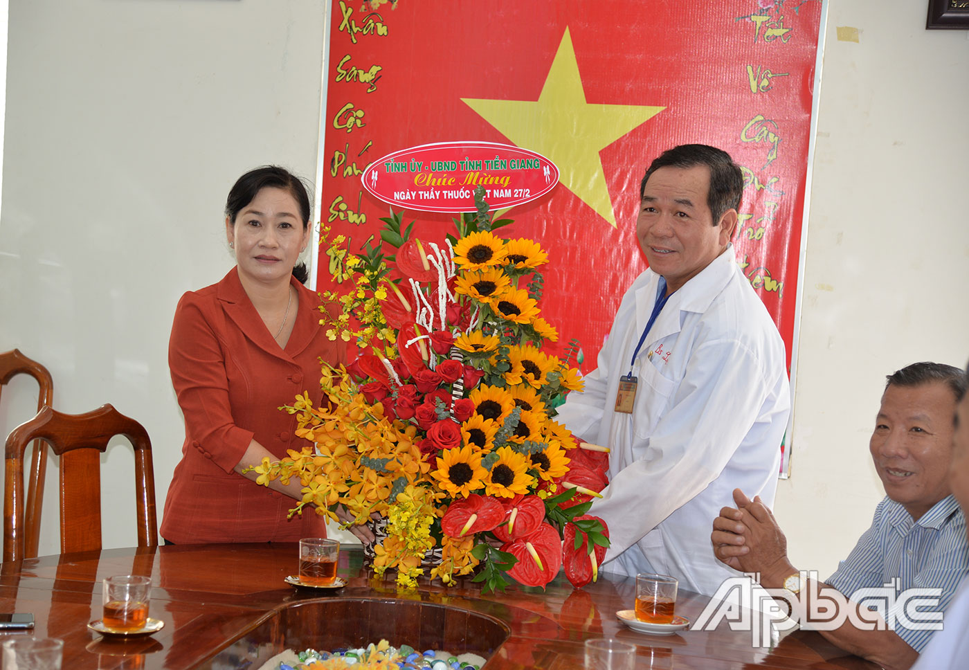 đồng chí Châu Thị Mỹ Phương cùng đoàn công tác chúc mừng Trung tâm y tế Tân Phú Đông
