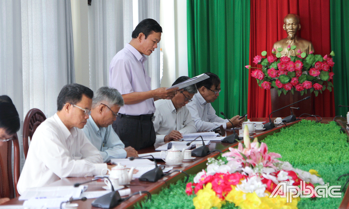 Đồng chí Bùi Thái Sơn, Phó Bí thư huyện ủy Cai Lậy báo cáo tóm tắt công tác chuẩn bị dự thảo Văn kiện Đại hội. 