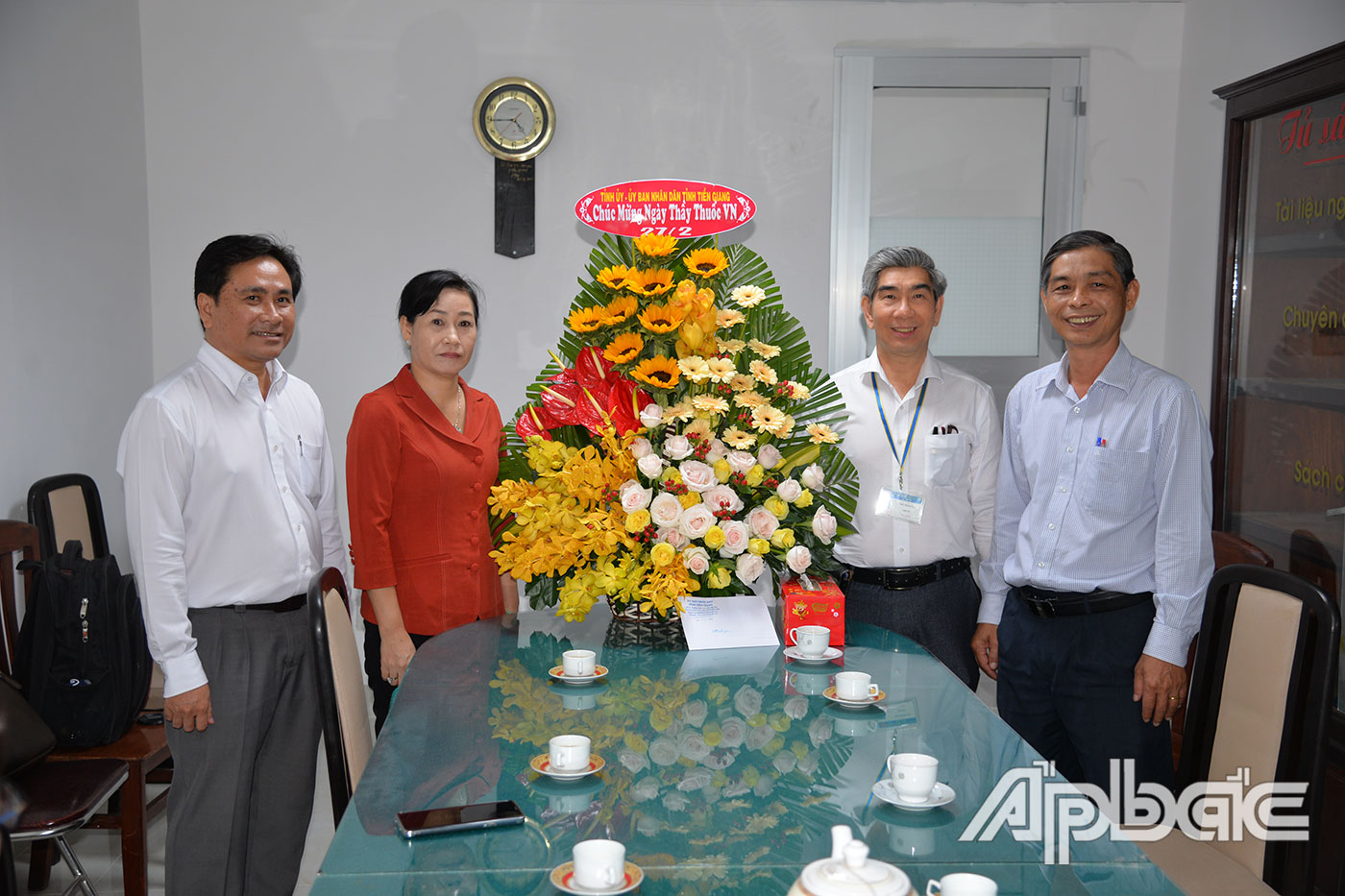 Đồng chí Châu Thị Mỹ Phương cùng đoàn công tác chúc mừng Bệnh viện đa khoa khu vực Gò Công
