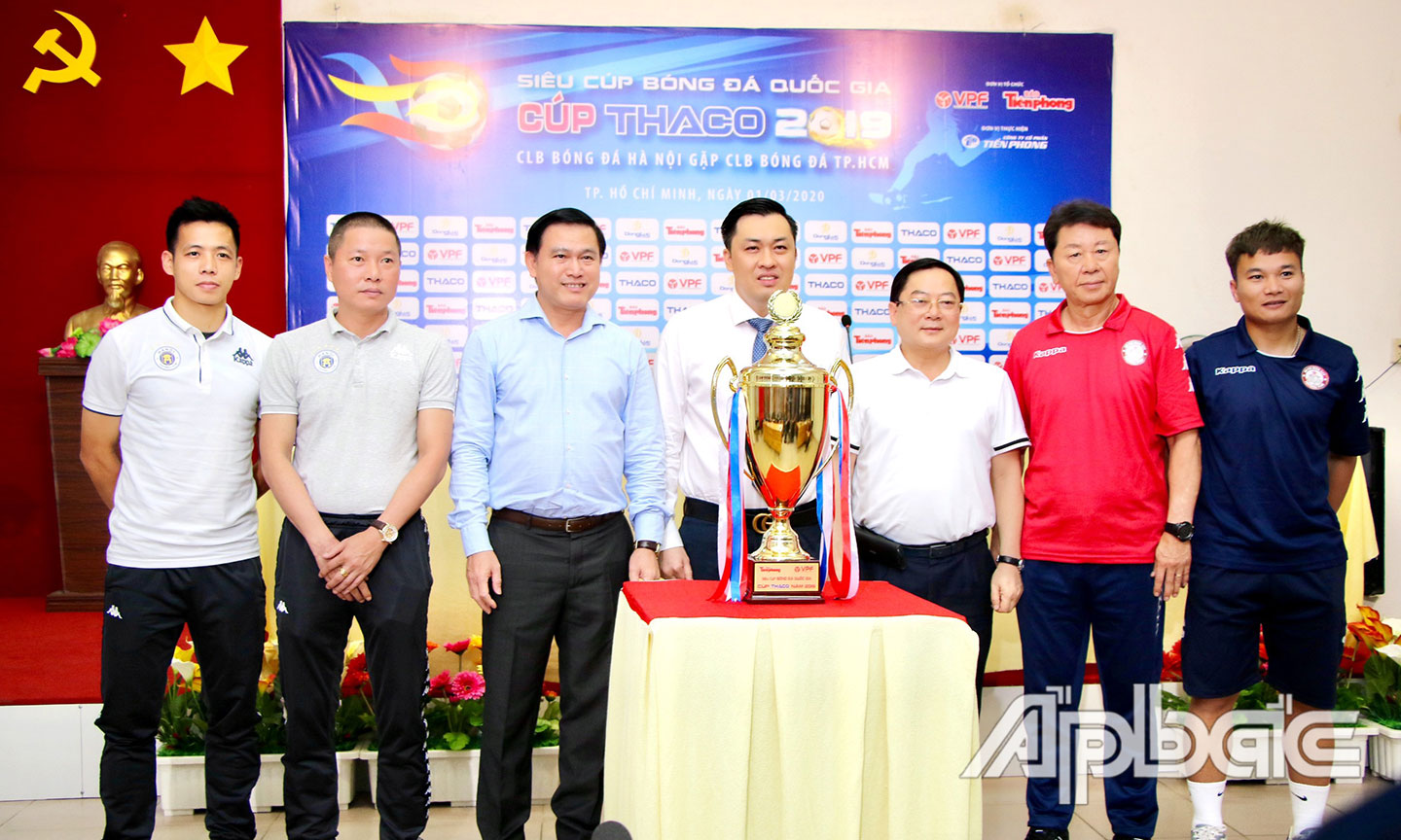 Chiếc cúp vô địch cùng lãnh đạo và cầu thủ 2 đội bóng.
