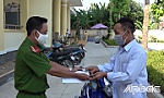 Công an TP. Mỹ Tho trả tài sản cho người bị mất trộm