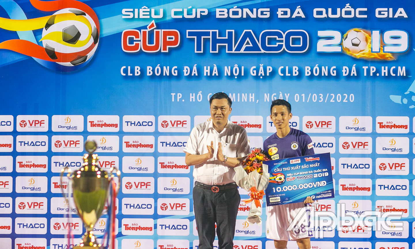 BTC trao giải cầu thủ xuất sắc.