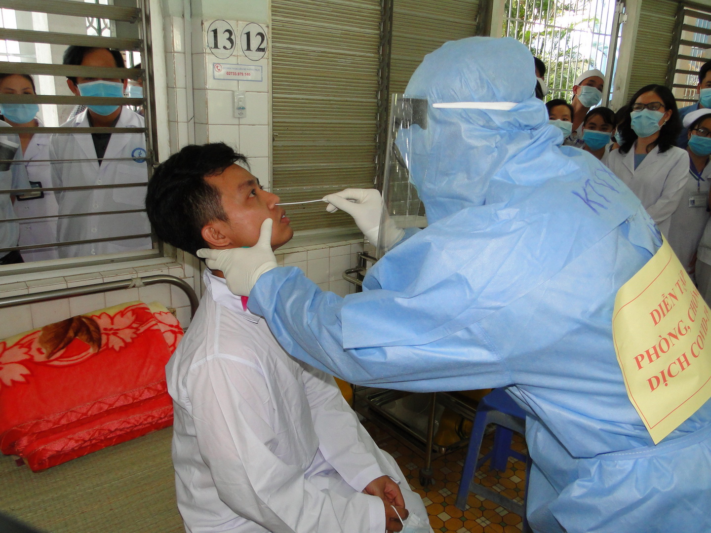 Lấy mẫu  xét nghiệm