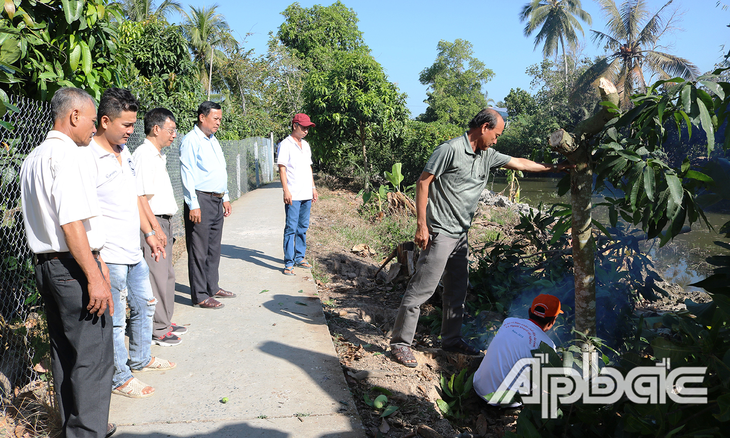 Người dân giải phóng mặt bằng thi công đường Nguyễn Văn Bộ (liên ấp Bình Long - Bình Phong, xã Bình Phú). 