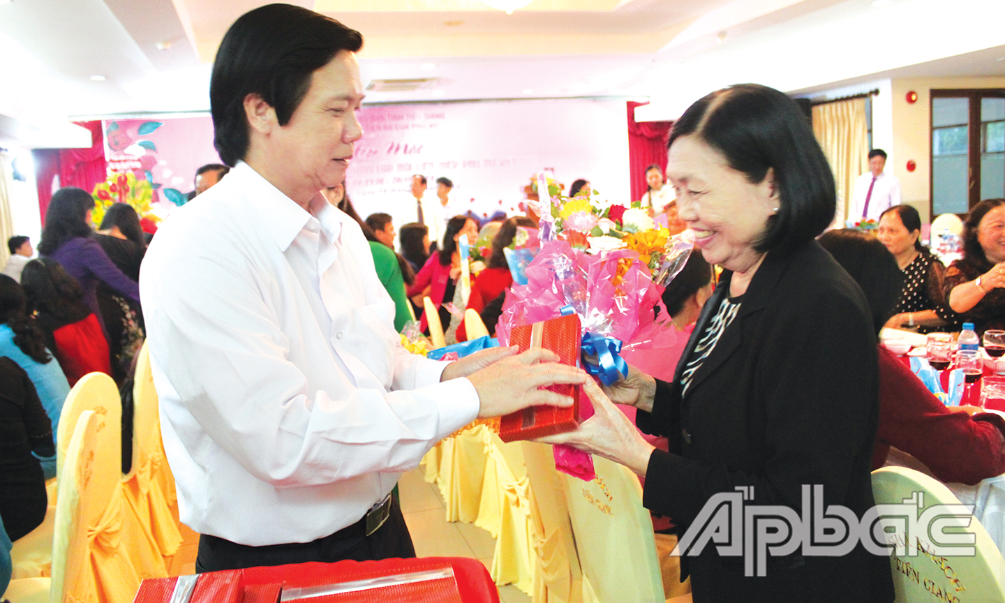 Đồng chí Nguyễn Văn Danh tặng hoa và quà cho các cán bộ nữ tiêu biểu qua các thời kỳ.                          				                                                                                                           Ảnh: PHI CÔNG