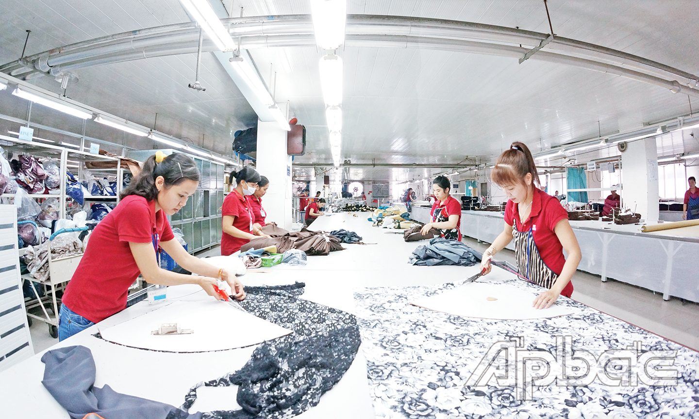 Phụ nữ ngày càng nâng cao vai trò, vị thế trong xã hội.