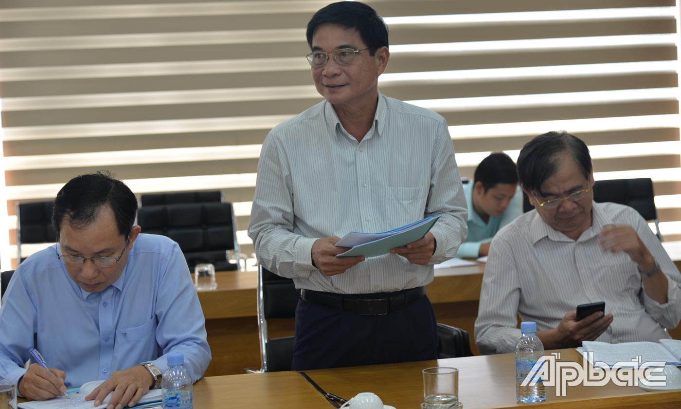 Đồng chí Nguyễn Văn Nhã đống góp ý kiến.