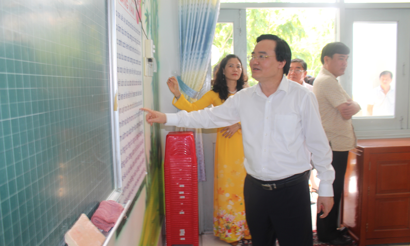 Bộ trưởng Bộ GD-ĐT Phùng Xuân Nhạ kiểm tra công tác phòng chống dịch bệnh Covid-19 Trường Tiểu học Thủ Khoa Huân, TP. Mỹ Tho.