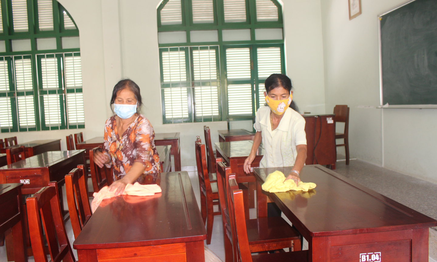 Trường THPT Nguyễn Đình Chiểu  tiến hành vệ sinch phòng học chuẩn bị đón học sinh đi học trở lại. 