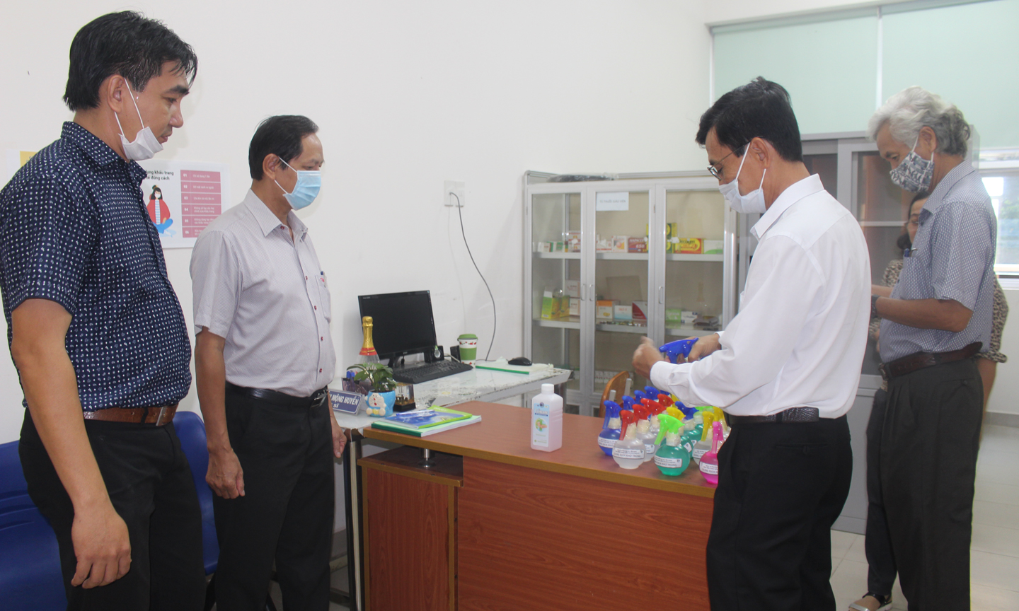Trường Đại học Tiền Giang kiểm tra công tác vệ sinh, chuẩn bị phòng ốc chuẩn bị đón sinh viên trở lại trường. 