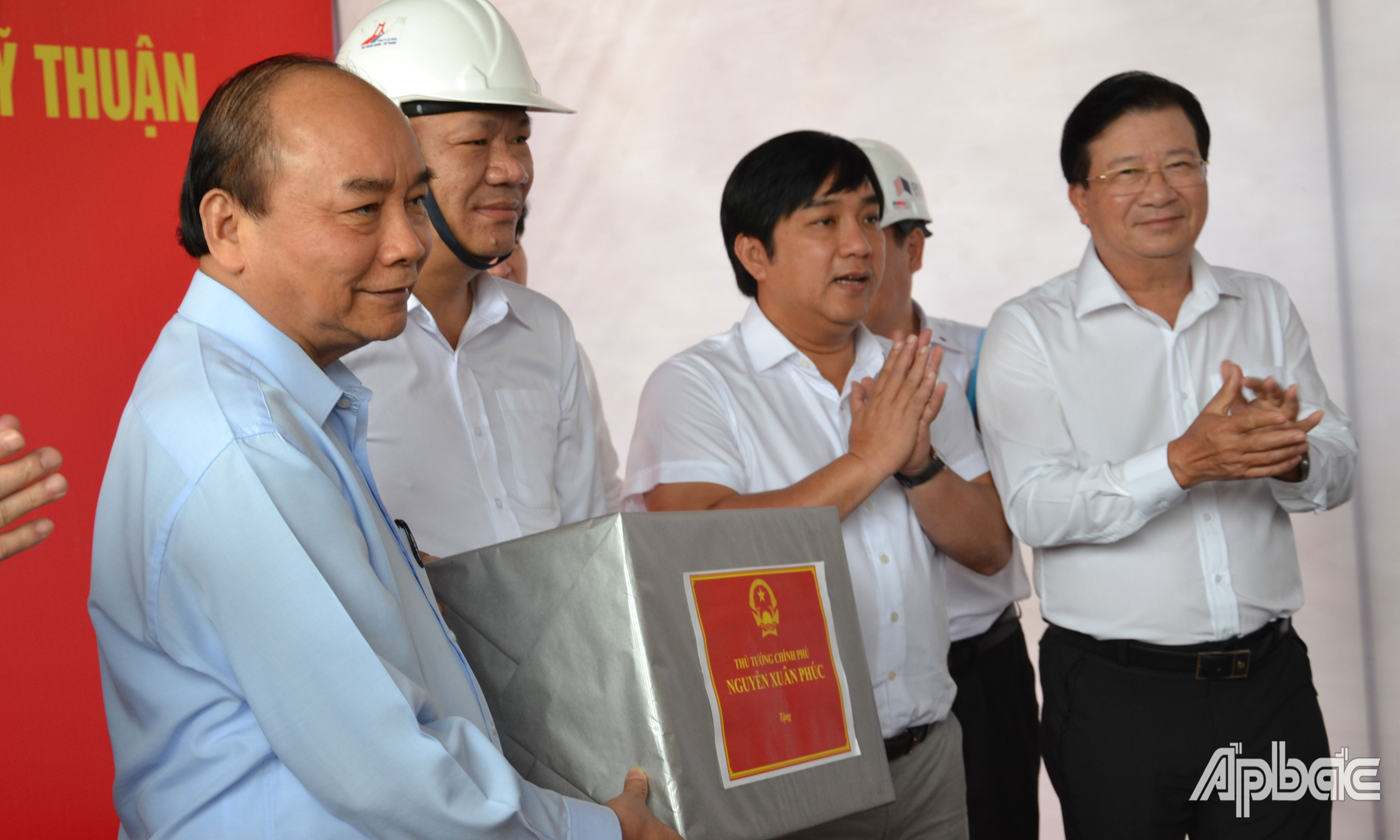 Thủ tướng Nguyễn Xuân Phúc tặng quà cho DNDA.